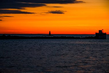İsveç ve Danimarka arasında Öresund Denizi üzerinde gün batımı.