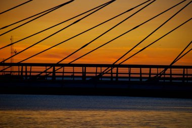 İsveç, Malmö 'deki Üniversite Köprüsü' nde yaz günbatımı