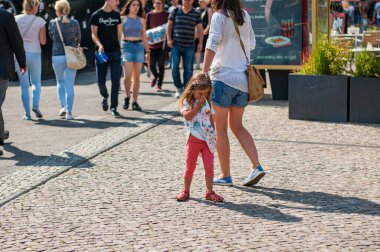Kızı olan bir kadın Berlin, Almanya 'da.