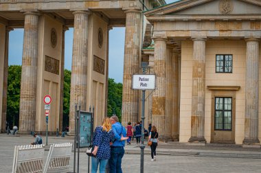 Brandenburger 'in hemen dışında, Berlin, Almanya' da.