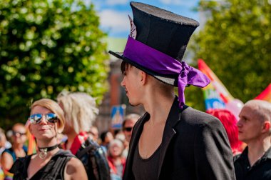 Geleneksel büyücü şapkalı adam Onur Yürüyüşünde