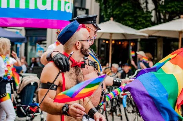 Gurur treninde eşcinsel bdsm çift