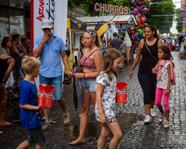 LANDSKRONA, SWEDEN - 28 Temmuz 2018: İnsanların farklı kültürlerden kostümler giydiği ve yan yana yürüdükleri yerel kasaba karnavalı.