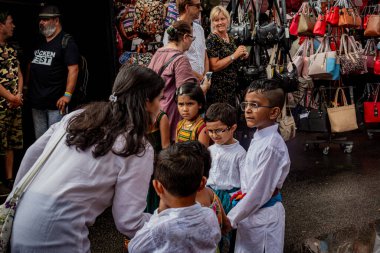 LANDSKRONA, SWEDEN - 28 Temmuz 2018: Hintli çocuklar Landskrona, İsveç 'teki yerel kasaba karnavalında kostüm giyiyorlar