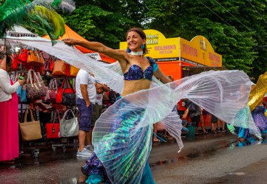 LANDSKRONA, SWEDEN - 28 Temmuz 2018 - İnsanların farklı kültürlerden kostümler giydiği ve yan yana yürüdükleri yerel kasaba karnavalı.