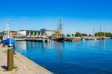 Danimarka 'nın Elsinore şehrinde tekne limanı ve sahil yürüyüşü