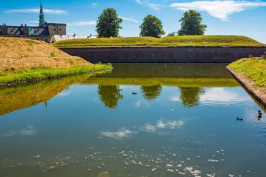 Danimarka 'nın Elsinore Helsingor kentindeki Kronborg kalesinin önünde hendek var..