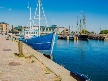 Elsinore limanında mavi bir tekne..