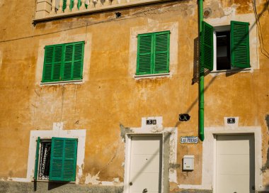 Sant Augusti, Mallorca 'daki sarı evin güzel yeşil vitrinleri.