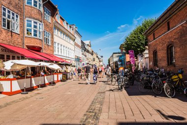 ELSİNORE, DENMARK - 3 AUG 2018 Danimarka 'nın Elsinore şehrinde bir yaya caddesinde turistler.