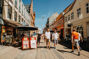 ELSİNORE, DENMARK - 3 AUG 2018 Danimarka 'nın Elsinore şehrinde bir yaya caddesinde turistler.
