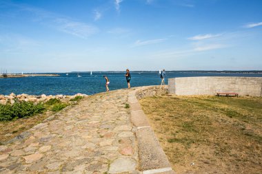 ELSİNORE, DENMARK - 3 AUG 2018 - Elsinore, Danimarka 'da yelkenli tekneleri izleyen bir aile.