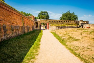 ELSİNORE, DENMARK - 3 AUG 2018 Danimarka 'nın Elsinore kentindeki Kronborg kalesine duvarlar kapanıyor