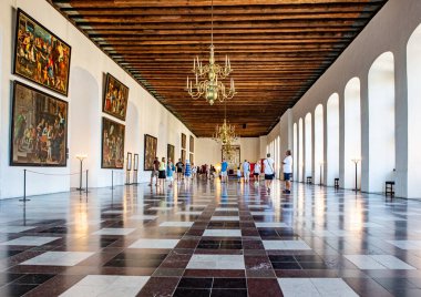 ELSİNORE, DENMARK - 3 AUG 2018 Kronborg, Elsinore, Danimarka 'daki müzedeki büyük salon