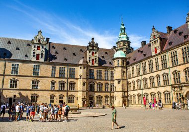 ELSİNORE, DENMARK - 3 AUG 2018 - Danimarka 'nın Elsinore kentindeki Kronborg şatosunu ziyaret eden yaz turistlerinin bir resmi.