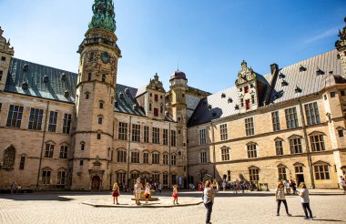 ELSİNORE, DENMARK - 3 AUG 2018 - Danimarka 'nın Elsinore kentindeki Kronborg şatosunu ziyaret eden yaz turistlerinin bir resmi