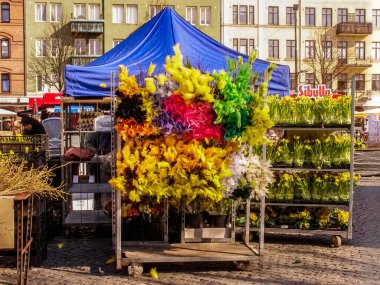 İsveç 'in Malmö şehrinde bir pazarda satılan Paskalya tüyleri.