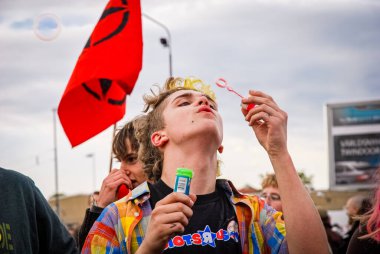 MALMO, SWDEN, 19 EYLÜL 2008: Sabun köpüğü üfleyen genç adam