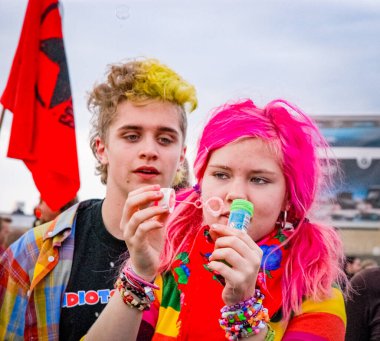 MALMO, SWEDEN, 19 Eylül 2008: Erkek arkadaşıyla sabun köpüğü üfleyen pembe saçlı aktivist kız