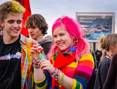 MALMO, SWEDEN, 19 Eylül 2008: İklim değişikliği protestosu sırasında pembe saçlı kız sabun köpüğü üflüyor