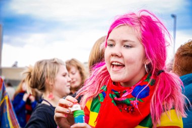 MALMO, SWEDEN, 19 Eylül 2008: Gökkuşağı kıyafetleri içinde pembe saçlı aktivist kız sabun köpükleri üflüyor