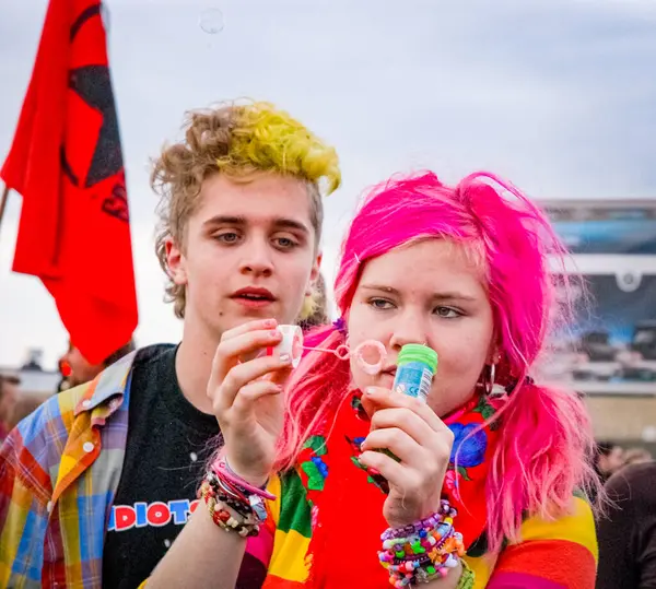 MALMO, SWEDEN, 19 Eylül 2008: Erkek arkadaşıyla sabun köpüğü üfleyen pembe saçlı aktivist kız