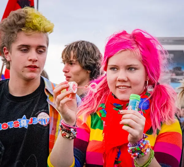 MALMO, SWEDEN, 19 Eylül 2008: Erkek arkadaşıyla sabun köpüğü üfleyen pembe saçlı aktivist kız