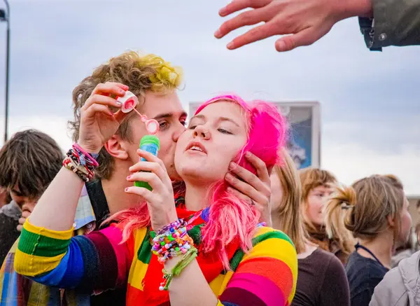 MALMO, SWEDEN, 19 Eylül 2008: İklim değişikliği protestosu sırasında pembe saçlı kız sabun köpüğü üflüyor