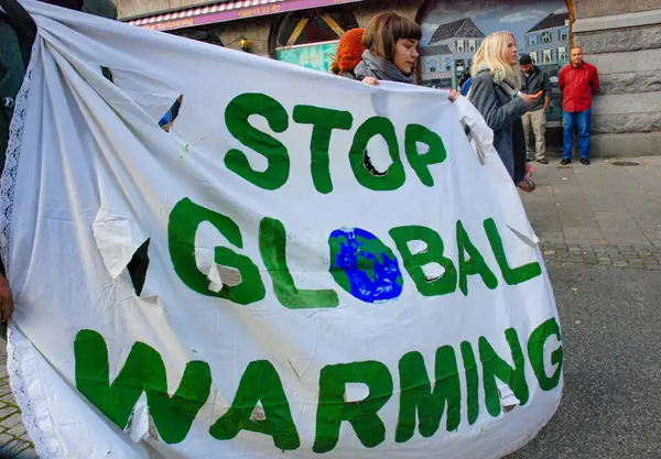MALMO, SWEDEN, 19 Eylül 2008: İklim değişikliği protestosu sırasında küresel ısınma bayrağını durdurun