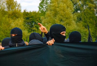 MALMO, SWEDEN, 20 Eylül 2008: Malmö, İsveç 'te maskeli antifa gençleri
