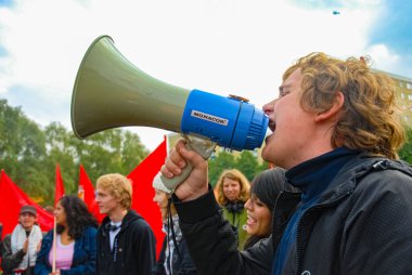 MALMO, SVEDEN, 20 EYLÜL 2008: Megafonla bağıran adam