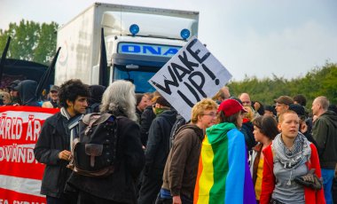 MALMO, SVEDEN, 20 EYLÜL 2008: Protesto sırasında Uyanın - İmza