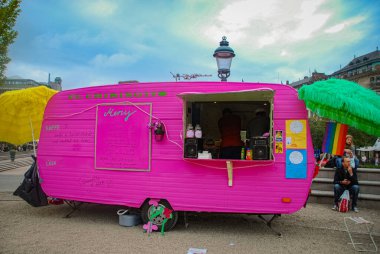 Stockholm, İsveç 'te pembe yemek kamyonu.
