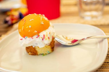 Paskalya için yumurta görünümlü kek.