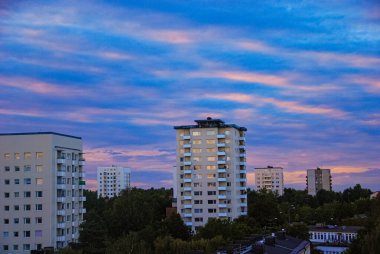 Stockholm, İsveç 'te günbatımının altında gökyüzü yükseliyor