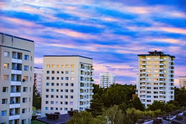 Stockholm, İsveç 'te günbatımının altında gökyüzü yükseliyor
