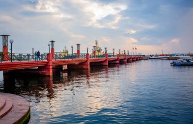 İsveç Helsingborg 'daki kırmızı parlak Kvickbron köprüsü