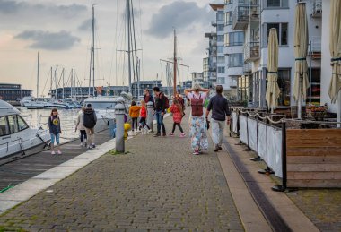 Günbatımında Helsingborg tekne limanı, İsveç