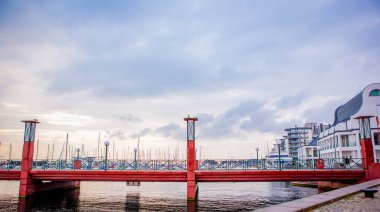 İsveç Helsingborg 'daki kırmızı parlak Kvickbron köprüsü