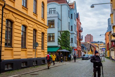 İnsanlar renkli Gamla Vaster, Malmö, İsveç 'te sokaklara dökülüyor.