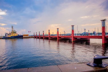 İsveç Helsingborg 'daki kırmızı parlak Kvickbron köprüsü