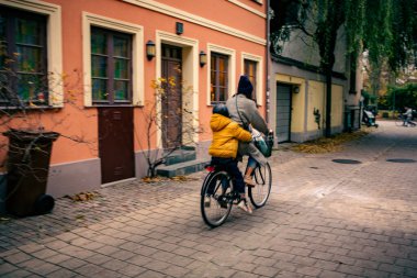 İsveç Malmö 'de kadın bisiklete biniyor.