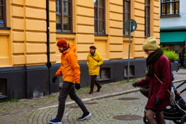 İnsanlar renkli Gamla Vaster, Malmö, İsveç 'te sokaklara dökülüyor.