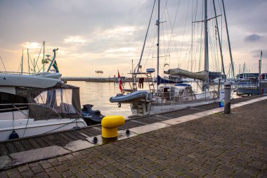 Günbatımında Helsingborg tekne limanı, İsveç