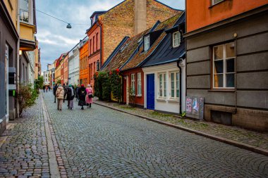 İsveç, Malmö 'deki Gamla Vaster bölgesinde yürüyen kadınlar