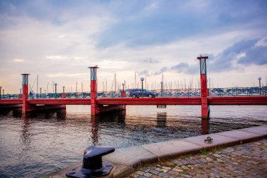 İsveç Helsingborg 'daki kırmızı parlak Kvickbron köprüsü