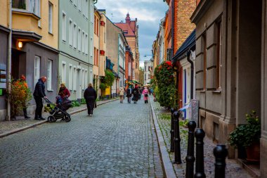 İnsanlar renkli Gamla Vaster, Malmö, İsveç 'te sokaklara dökülüyor.