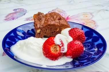 Çilek, krema ve kurabiye çayırı