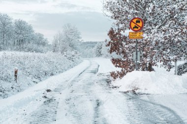 İsveç, Hassleholm 'de kışın yolun sonu.