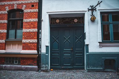 İsveç 'in Malmö bölgesindeki Gamla Vaster bölgesinde beyaz evin mavi kapısı.